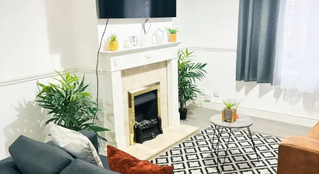 Convenient Home - Sleeps 6 - Parking - Garden, Забронировать Отель Нортгемптон Нортгемптоншир, рядом с Church of the Holy Sepulchre