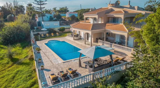 Villa Paloma - tranquilidade com piscina aquecível e BBQ - Albufeira, Забронировать Вилла Отели Алгарви с парковкой, Парковка