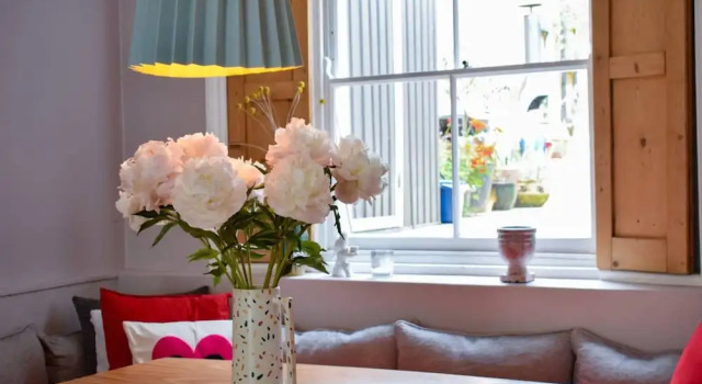 Sunny 2 Bedroom Garden Flat in the Heart of East London, Забронировать Отель Отели Лондона 3 звезды, рядом с Парк Виктории, 3*