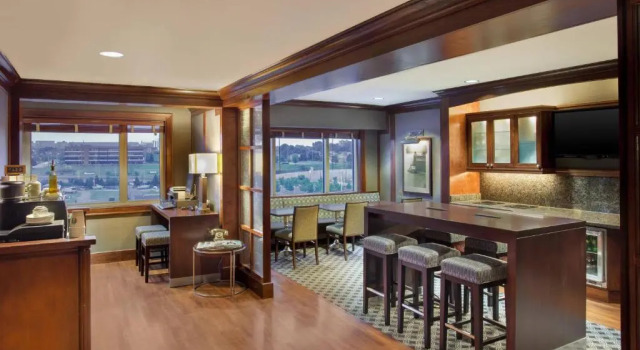 Двухместный клубный номер Standard с видом на гавань Sheraton Erie Bayfront Hotel