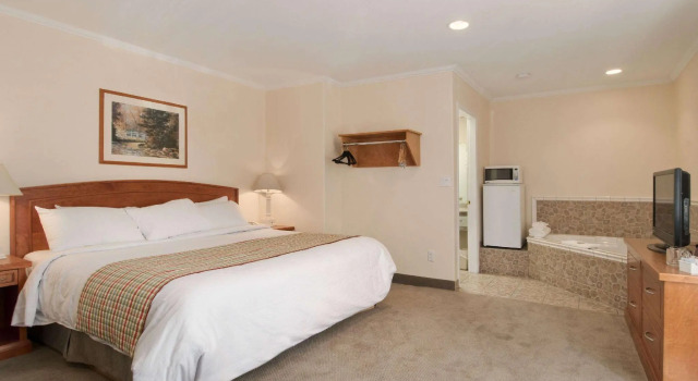 Двухместный номер Standard Travelodge by Wyndham Kamloops