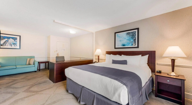 Двухместный люкс The Blu Hotel Blue Ash Cincinnati, an Ascend Collection Hotel