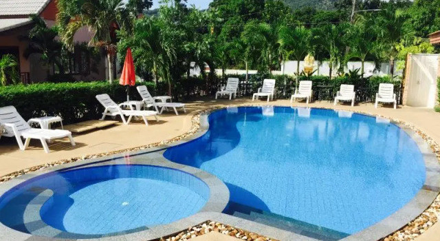 Кровать в общем номере Natural Samui Hotel