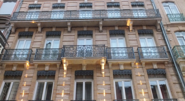 Кровать в общем номере Hôtel Le Capitole