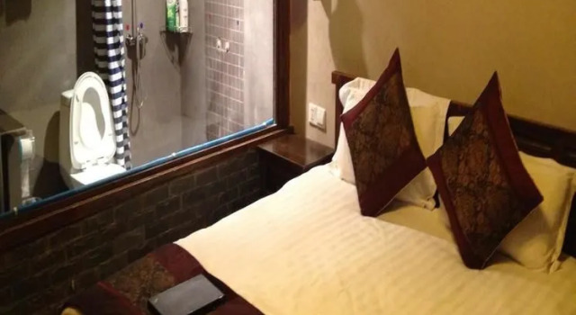 Zhenmei Holiday Inn - Lijiang, Забронировать Отель Лицзян Юньнань, рядом с Улица Сквер-стрит Древнего города Даянь