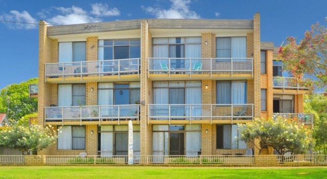 Flynns Beach Apartments 4, 41 Pacific Drive