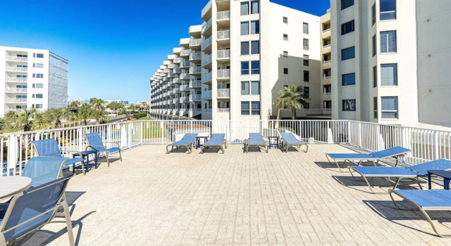 Номер Standard Inlet Reef 301 is an absolutely stunning 3 BR - completely remodeled Gulf Front by RedAwning