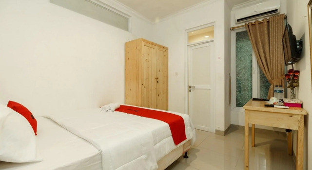 RedDoorz Syariah Plus near Pancoran 2