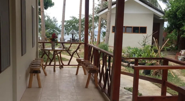Кровать в общем номере с балконом и рядом с пляжем Ds Oceanview Beach Resort