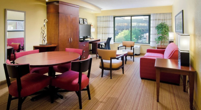 Люкс c 1 комнатой Courtyard by Marriott Birmingham Downtown at UAB