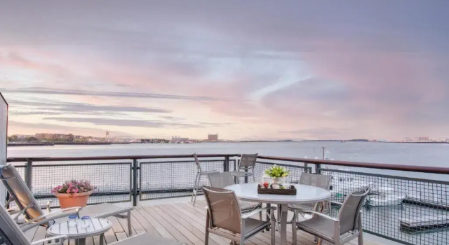 Двухместный номер Deluxe с балконом Boston Yacht Haven
