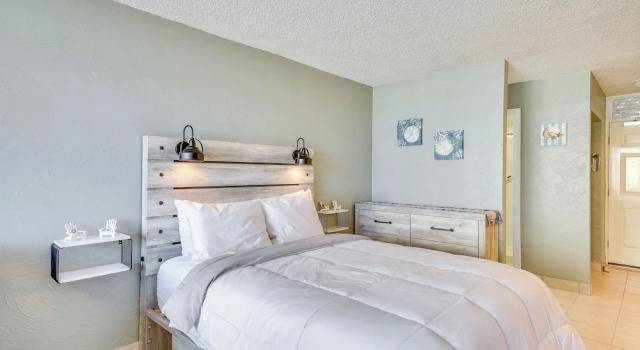 Breezy Daytona Beach Studio w/ Balcony & Views!, Забронировать Апартаменты/квартира Дейтона-Бич Daytona Beach Area, рядом с Церковь для автомобилей в Дейтона-Биче