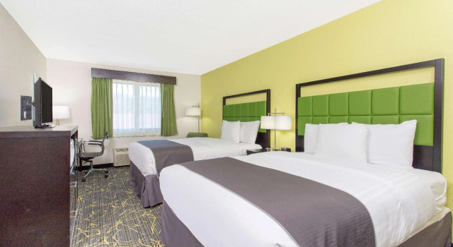 Standard Vierer Zimmer AmericInn and Suites by Wyndham Delafield-Waukesha-Milwaukee