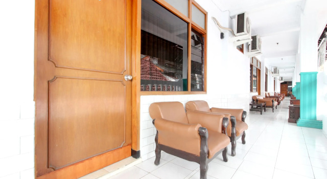 RedDoorz Plus near Alun Alun Selatan