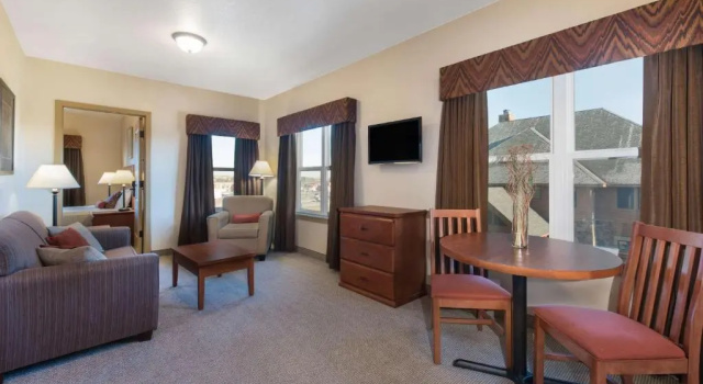 Двухместный люкс с 2 комнатами Clarion Hotel & Suites Williston