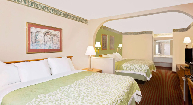 Days Inn & Suites by Wyndham Starkville, Забронировать Отель Старквилл Миссисипи, рядом с Музей наследия округа Октибеха