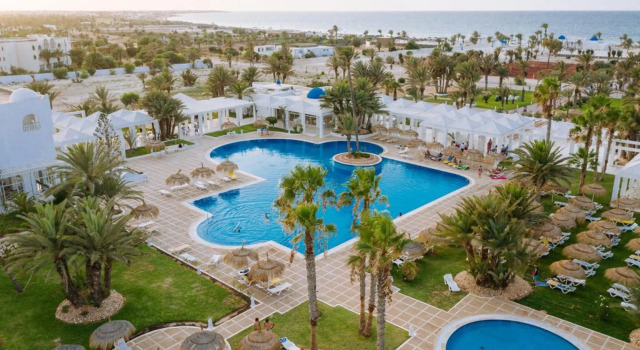 Кровать в общем номере с видом на сад Отель Djerba Golf Resort and Spa