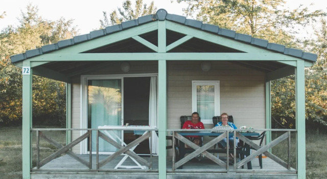 Wooden Chalet With Covered Terrace, on the Edge of a Lake, Rezerwuj Chalet Wille w Correze, Willa