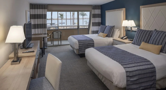 Четырёхместный номер Standard с балконом и с видом на залив Bay Club Hotel and Marina
