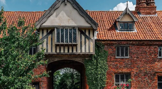 Коттедж Lavish Tudor Estate Gardens - Sleeps 25
