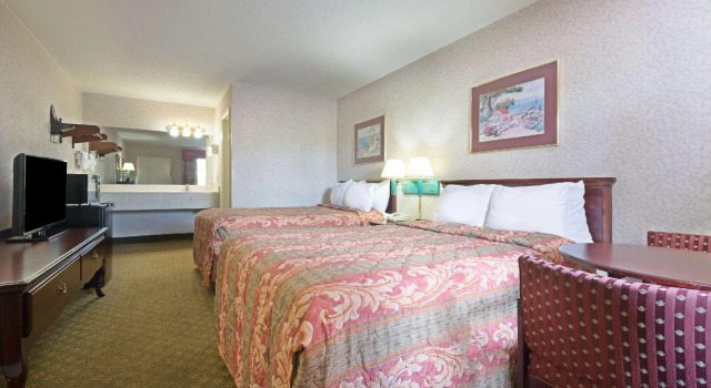 Четырёхместный номер Standard Days Inn by Wyndham Greenville