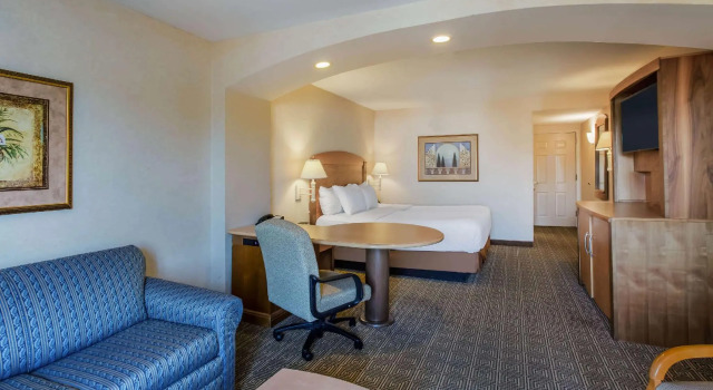 Люкс Deluxe La Quinta by Wyndham Islip - MacArthur Airport