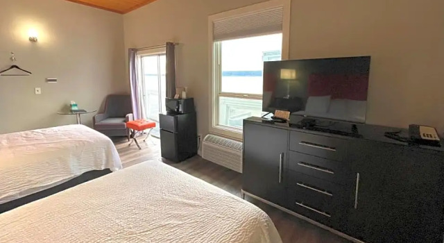 Номер Deluxe с видом на море Tides Inn & Suites