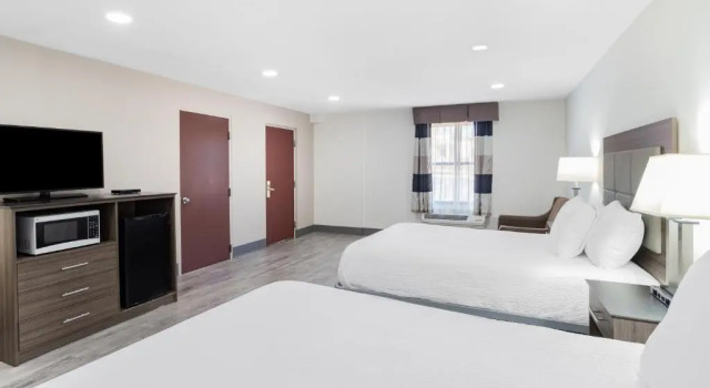 Четырёхместный люкс Deluxe Ramada by Wyndham Hendersonville