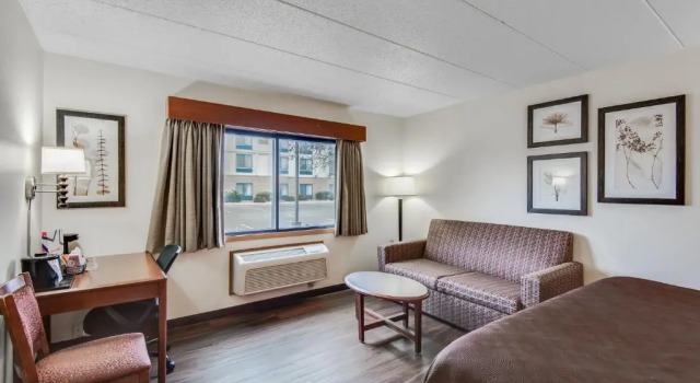 Люкс c 1 комнатой AmericInn by Wyndham Coon Rapids