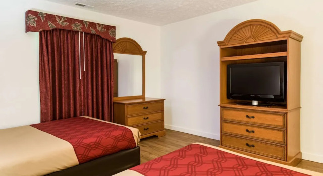 Четырёхместный люкс с балконом Econo Lodge Inn & Suites Lake Harmony - Pocono Mountains Area