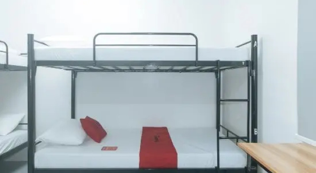 Кровать в общем номере (женский номер) RedDoorz at Qhouzz near PUP