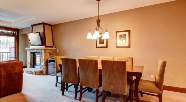 Ski in, Ski out 2 Bedroom Mountain Condo at the Base of Peak 7 with Quick Access to Historic Downtown Breckenridge, Забронировать Отель Отели Брекенридж с парковкой, рядом с Trygve's Platter Chair Lift, Парковка