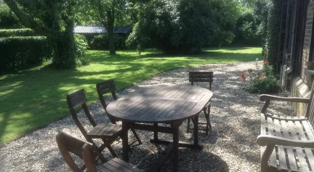 Charmante Petite Maison dans le Jardin, Book Hotel Fresne-le-Plan France