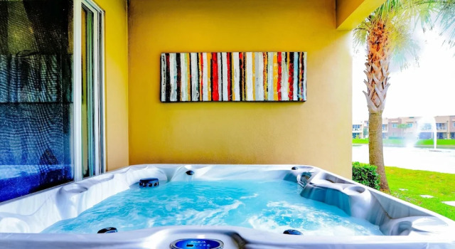 Коттедж с балконом Beautiful Townhome Overlooking The Lake And The Pool
