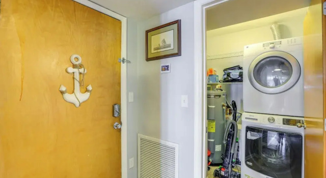 Walkable Beachfront Retreat on Cedar Key!