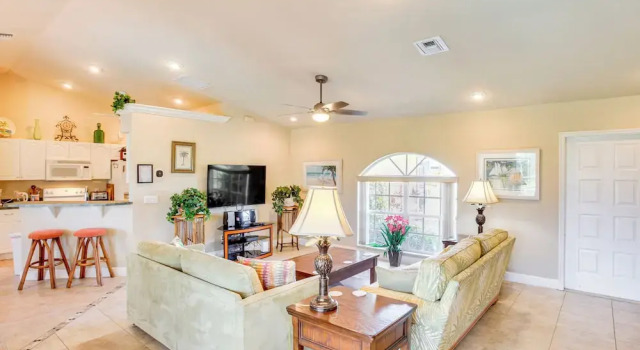 6 Mi to Waterpark: Tropical Home in Cape Coral, Забронировать Дом для отпуска Виллы Кейп-Корал, Вилла