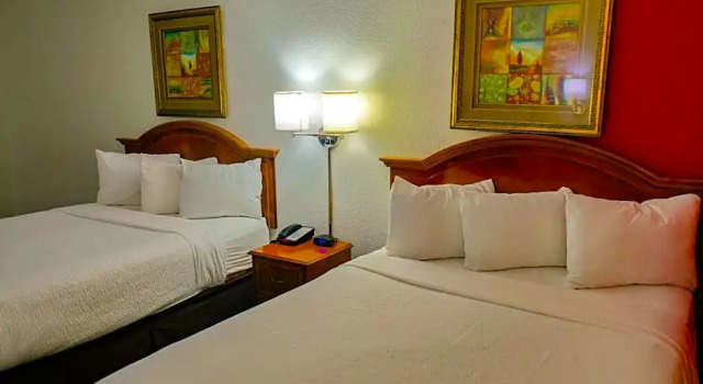 Четырёхместный номер Deluxe Best Western Bolingbrook Hotel
