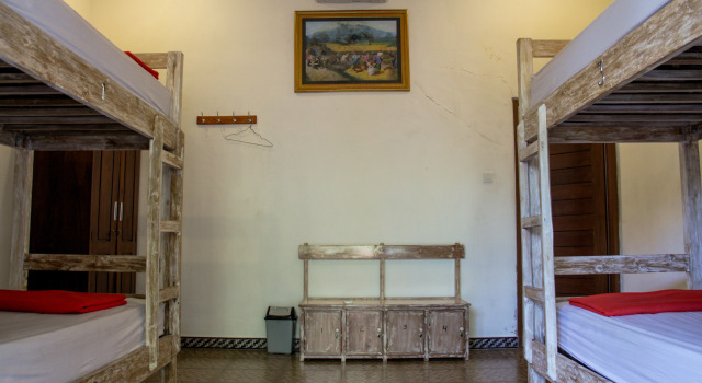 Кровать в общем номере Nyoman Guesthouse Canggu