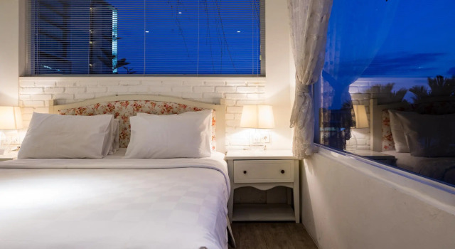 Deluxe Zimmer Summerbird - Bed and Brasserie