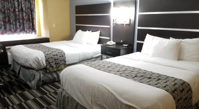 Четырёхместный номер Standard Microtel Inn & Suites by Wyndham Riverside