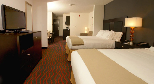 Четырёхместный номер Standard Holiday Inn Express Hotel & Suites Festus-South St. Louis by IHG