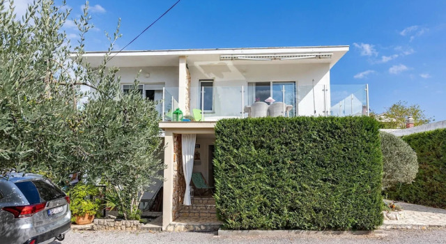 Beautiful Home in Malinska With Wifi and 1 Bedrooms, Varaa Hotelli Hotellit Kvarner Islands uima-altaalla, Uima-allas
