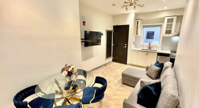 Апартаменты Luxury Toronto Rooms and Suites