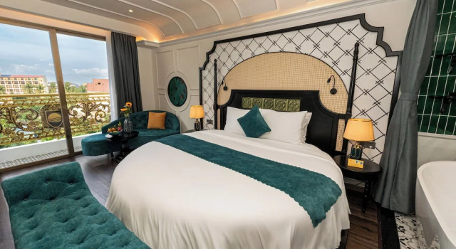 Двухместный люкс Signature с балконом Grand Sunrise Palace Hoi An- A Luxury Indochine Hotel & Spa