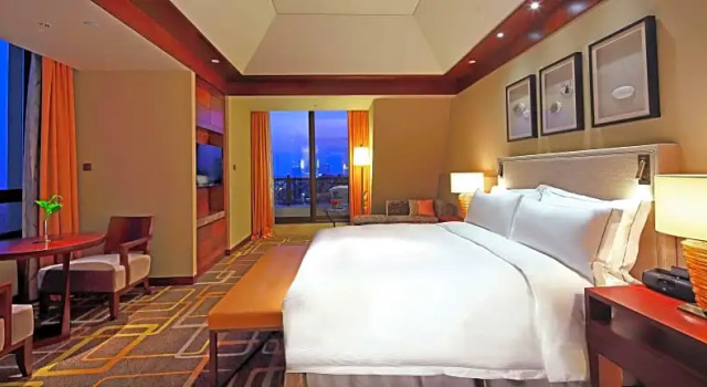 Двухместный люкс Deluxe c 1 комнатой с видом на океан Hilton Qingdao Golden Beach