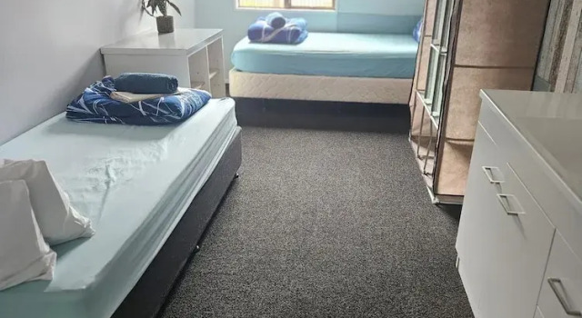 Кровать в общем номере Piwaka Lodge and Backpackers