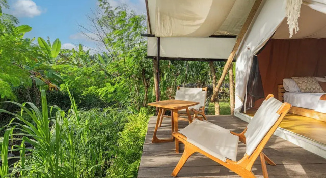 Тент с балконом и с видом на реку Camani Glamping