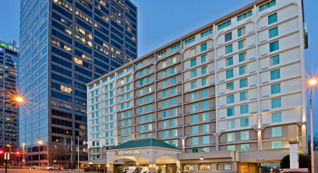 La Quinta Inn & Suites Downtown Conference Center, Забронировать Отель Отели Литтлрок с завтраком, рядом с Robinson Center Music Hall, Завтраки