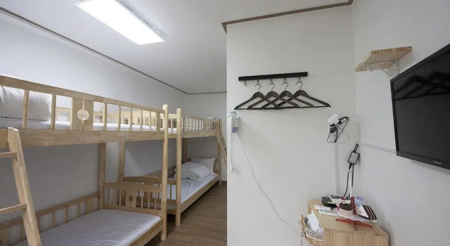 Кровать в общем номере (женский номер) Charim Guesthouse