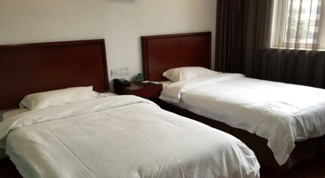 GreenTree Inn Jiangsu Zhenjiang Yaohan Express Hotel, Prenota Hotel Hotel a Zhenjiang con parcheggio, Parcheggio